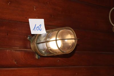 une lampe fixée à un mur en bois