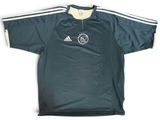 un gros plan sur un t-shirt orné d'un logo de football