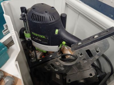 une image d'une machine qui se trouve dans une pièce