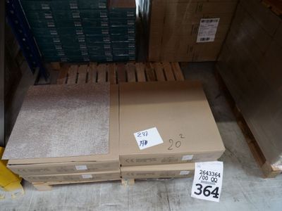 deux cartons posés sur une palette dans un magasin