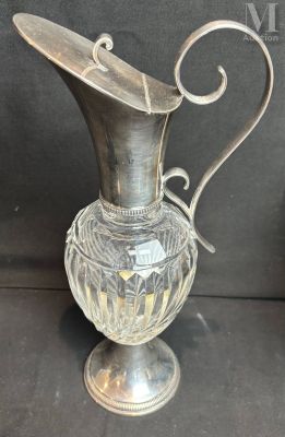 un vase en argent posé sur une table
