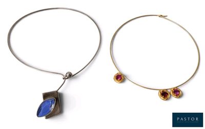 une paire de boucles d'oreilles créoles en argent ornées d'une pierre bleue et d'une pierre rouge