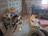une pièce remplie de bric-à-brac