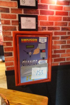 une photo d'une affiche accrochée au mur d'un restaurant