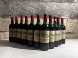 plusieurs bouteilles de vin alignées sur une table
