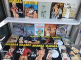 de nombreux livres qui se trouvent sur une étagère dans une librairie