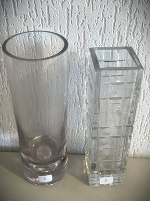 deux vases en verre posés l'un à côté de l'autre sur une table