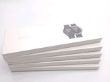 plusieurs livres blancs empilés les uns sur les autres sur une table