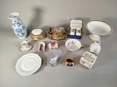un grand nombre d'objets différents posés sur la table
