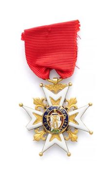un gros plan d'une médaille sur fond blanc, accompagnée d'un ruban rouge