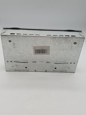 un gros plan d'une boîte métallique sur laquelle figure un code-barres