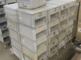 de nombreux cartons empilés les uns sur les autres dans un entrepôt