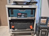 une machine posée sur une table
