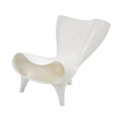 une chaise en plastique blanche avec une assise et des pieds blancs