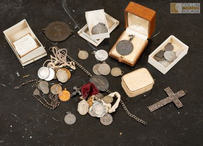 beaucoup d'objets en argent et en or par terre