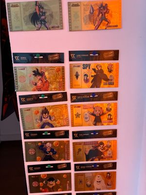 un réfrigérateur sur lequel sont accrochées plein de cartes différentes