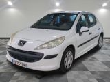 la photo d'une petite voiture blanche garée dans un garage