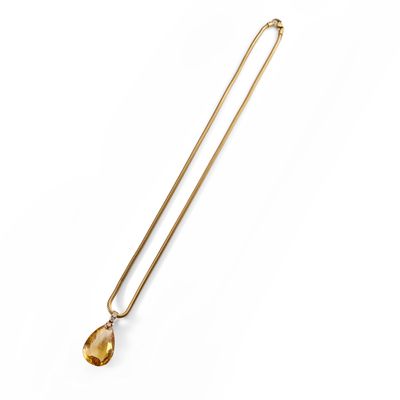 un collier plaqué or orné d'un pendentif en citrine