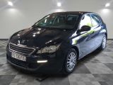 une photo d'une voiture noire garée dans un garage