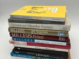 plusieurs livres empilés sur une surface blanche