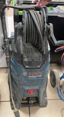 un homme qui passe l'aspirateur sur le sol