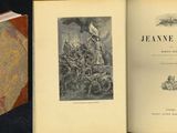 un livre ouvert sur lequel est posé un oiseau