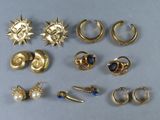 de nombreux types de boucles d'oreilles et de bagues posés sur la table