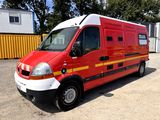 une photo d'une camionnette rouge et blanche garée sur un parking