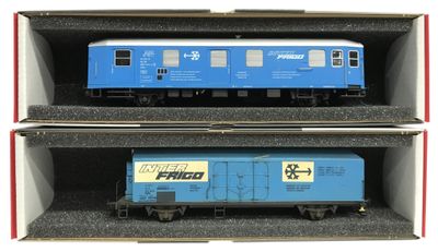deux wagons bleus présentés dans une vitrine