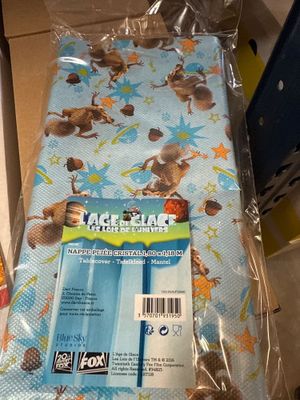 un paquet de serviettes en papier posé sur une table