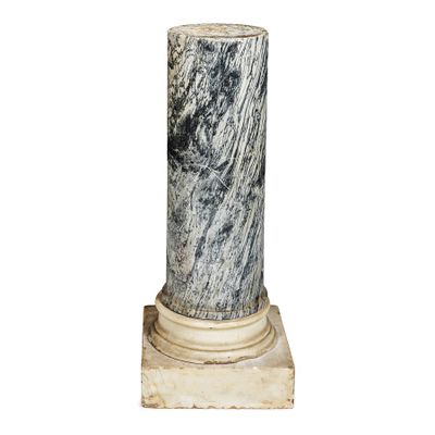 une colonne en marbre avec un socle en marbre sur fond blanc