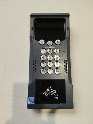 un téléphone portable posé sur une table