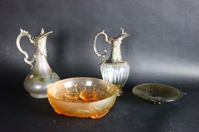 trois vases en verre et un bol posés sur une table