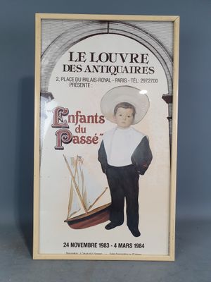 affiche représentant un homme en chemise blanche et pantalon noir, debout à côté d'un bateau