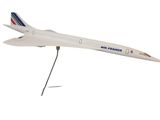 une maquette d'avion posée sur un socle, sur fond blanc