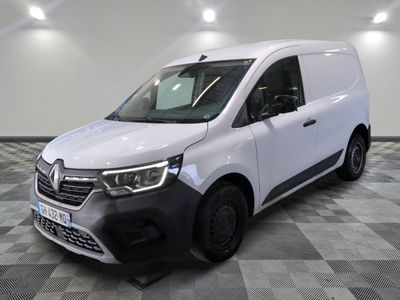la camionnette blanche est garée sur le sol en damier d'une pièce