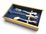 quatre fourchettes et cuillères dans une boîte posée sur une table