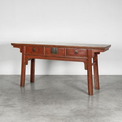une table en bois avec deux tiroirs et un plateau en marbre