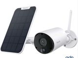 un gros plan d'une caméra à énergie solaire fixée à un mur