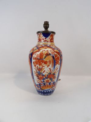 un vase posé sur une surface blanche