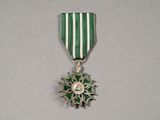 médaille d'argent ornée de rayures vertes et blanches et d'une étoile