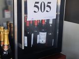 des bouteilles de vin sont posées sur une table devant une cave à vin