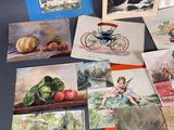 un lot de cartes posées sur une table