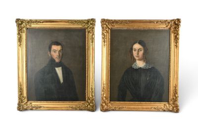 deux portraits d'un homme et d'une femme sont présentés dans un cadre en or