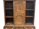 une bibliothèque ancienne en bois, avec des portes sculptées et des étagères