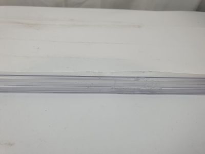 une pile de papiers posée sur une table blanche