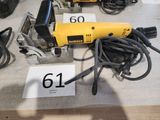 des outils électriques jaunes et noirs posés sur une table, sur lesquels figurent des chiffres