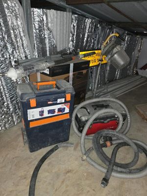 une image d'un garage avec beaucoup d'outils