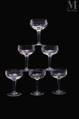 six verres à vin transparents sont empilés les uns sur les autres