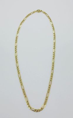 un collier à chaîne en or sur fond blanc